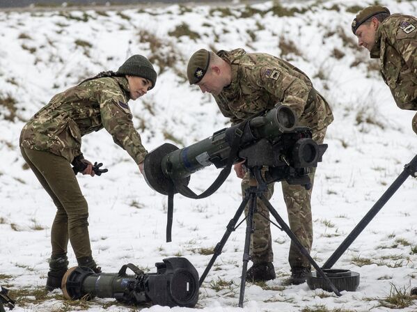 Британской принцессе Уэльской Кэтрин (слева) показывают снаряжение, используемое военнослужащими 1-го батальона ирландской гвардии во время  посещения ею полигона Солсбери-Плейн, недалеко от Солсбери, южная Англия, 8 марта 2023 года (фото Стива Рейгейта /POOL / AFP). - Sputnik Молдова