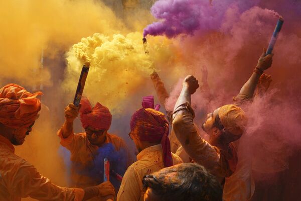 Люди поют, танцуют и бросают друг в друга краски на фестивале Холи в Хайдарабаде, Индия, в понедельник, 6 марта 2023 года (AP Photo/Махеш Кумар А.). - Sputnik Молдова