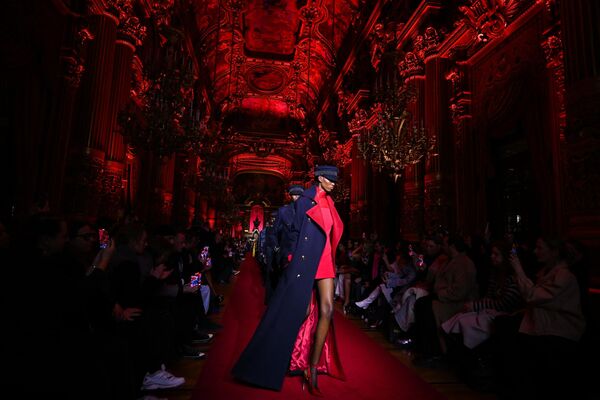 Модели представляют творения из коллекции Dundas Womenswear осень-зима 2023-2024 на Неделе моды в Париже, 6 марта 2023 года (фото Стефано Релландини / AFP). - Sputnik Молдова