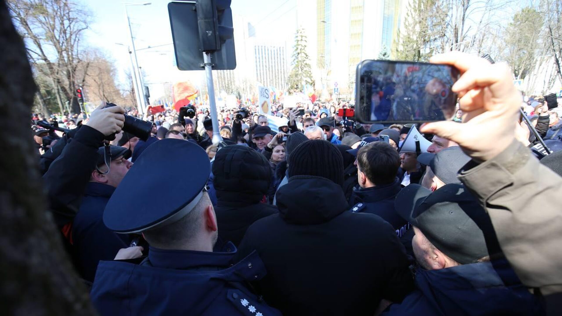 Cordon de polițiști și de persoane în civil format în fața protestatarilor la manifestația din 12 martie 2023 - Sputnik Moldova, 1920, 12.03.2023