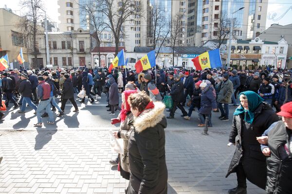 Участники протеста &quot;Движения за народ&quot; следуют по центральному простпекту Штефана чел Маре в Кишиневе,  12.03.2023 - Sputnik Молдова