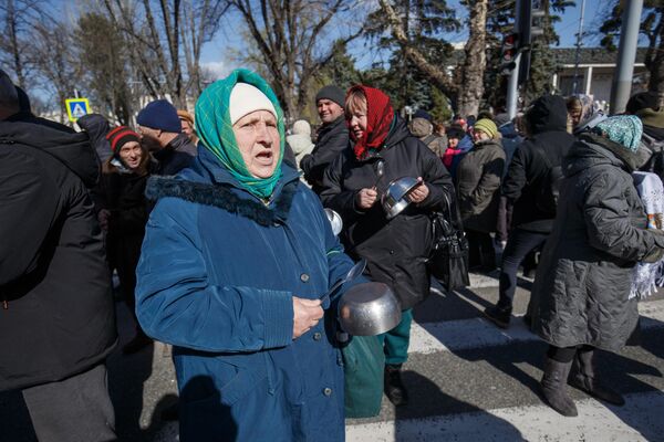 Пенсионерка использует кастрюлю для шумового сопровождения на протесте &quot;Движения за народ&quot; в Кишиневе. - Sputnik Молдова