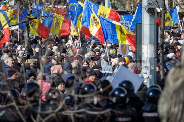 Кордон полиции встречает протест &quot;Движения за народ&quot; в Кишиневе. - Sputnik Молдова