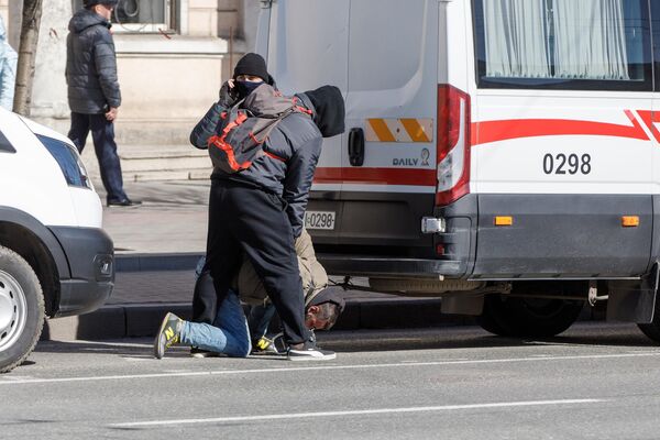 Полицейские в штатском задерживают одного из манифестантов. - Sputnik Молдова