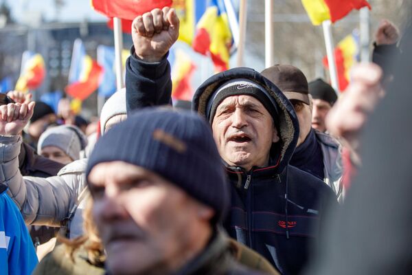 Участник протеста &quot;Движения за народ&quot; в Кишиневе выкрикивает лозунги, 12.03.2023 - Sputnik Молдова