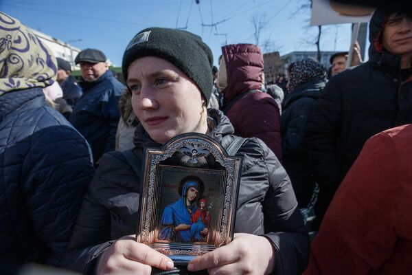У многих участников протеста &quot;Движения за народ&quot; в руках иконы, это подчеркивает мирный характер акции.  - Sputnik Молдова