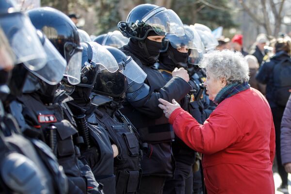 Пенсионерка обращается к полицейскому спецназу в ходе протеста &quot;Движения за народ&quot; в Кишиневе. - Sputnik Молдова