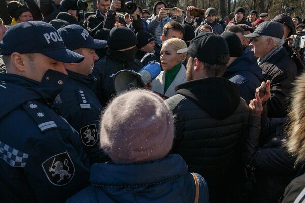 Лидер протеста &quot;Движения за народ&quot; депутат Марина Таубер требует от полиции снять кордон и пропустить митингующих на площадь.  - Sputnik Молдова