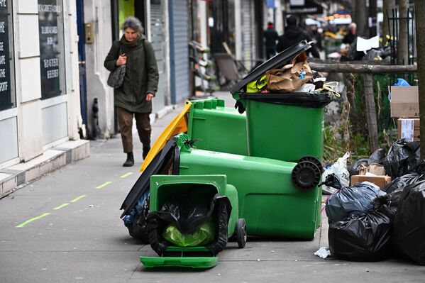 Теперь на каждой улице Парижа скопились многочисленные переполненные мусором зеленые и желтые баки. - Sputnik Молдова
