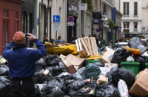 Зловонный запах окутал парижские кварталы из-за забастовки работников, отвечающих за вывоз мусора. - Sputnik Молдова