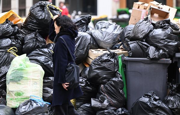 Жители Парижа оставляют отходы в пакетах рядом с баками, так как в них уже ничего не помещается. - Sputnik Молдова