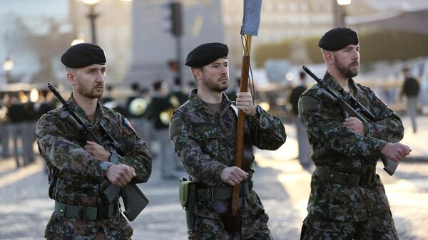 Военнослужащие Люксембурга тренируются в марше перед парадом в честь Дня взятия Бастилии - Sputnik Moldova-România
