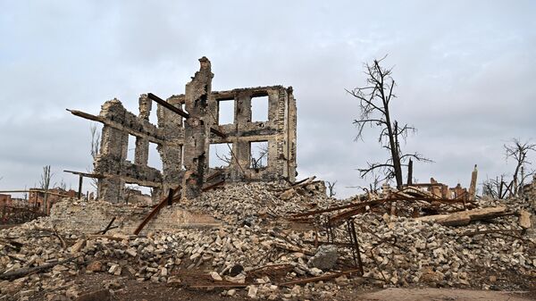 Ruine în orașelul Soledar de lângă Artemovsk - Sputnik Moldova-România