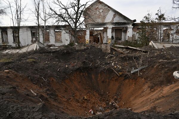 O clădire distrusă în suburbiile orașului Bahmut. - Sputnik Moldova-România