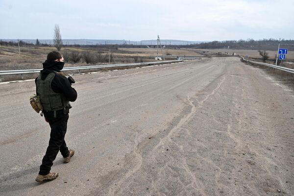 Un luptător al grupului Wagner pe drumul care duce la Bakhmut. - Sputnik Moldova-România