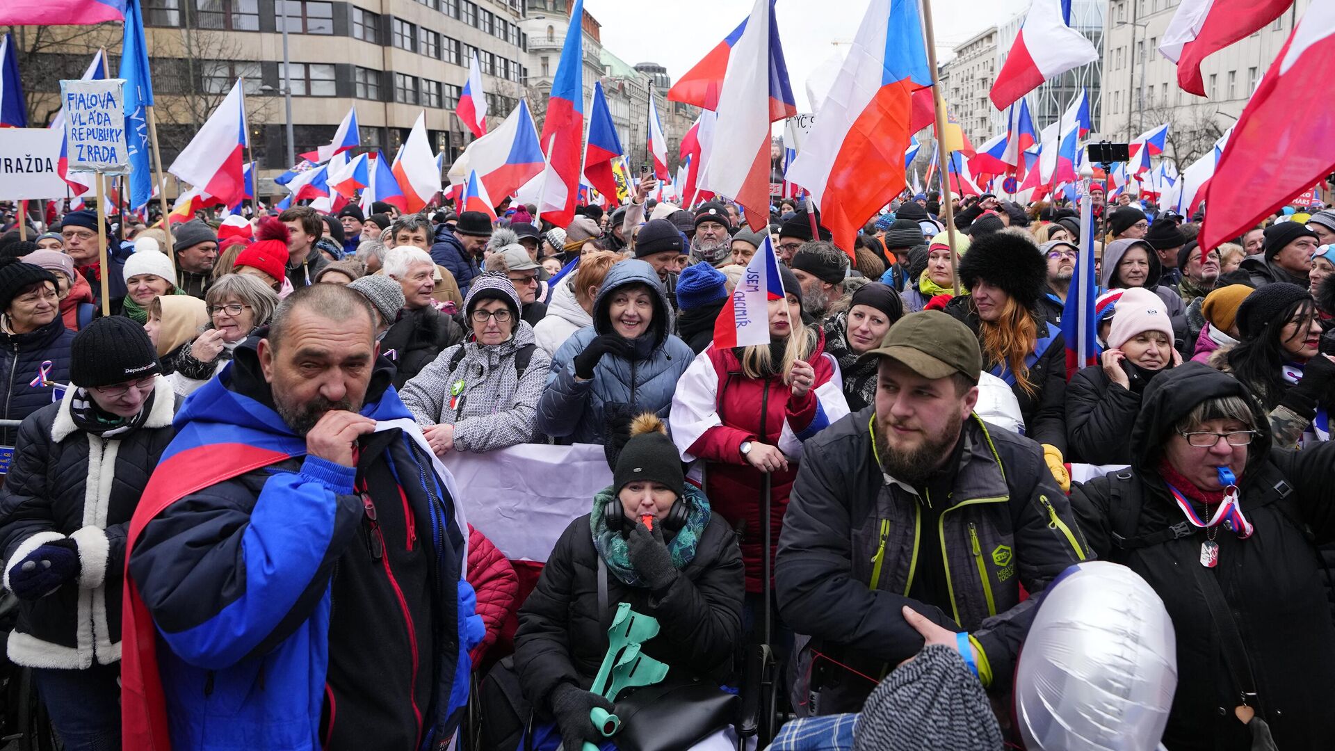 Люди принимают участие в антиправительственной демонстрации в Праге - Sputnik Moldova-România, 1920, 13.03.2023