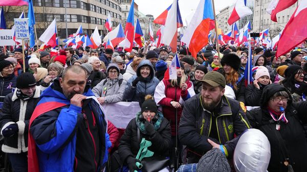 Люди принимают участие в антиправительственной демонстрации в Праге - Sputnik Moldova-România