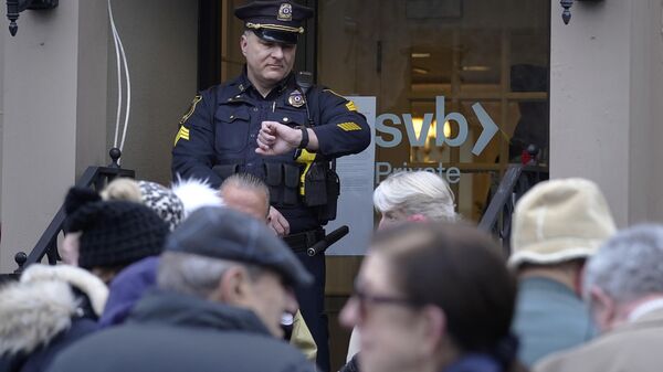 Un ofițer de poliție în fața băncii Silicon Valley din Massachusetts - Sputnik Moldova-România