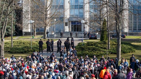 Протест на ступеньках перед входом в здание правительства Молдовы. - Sputnik Молдова
