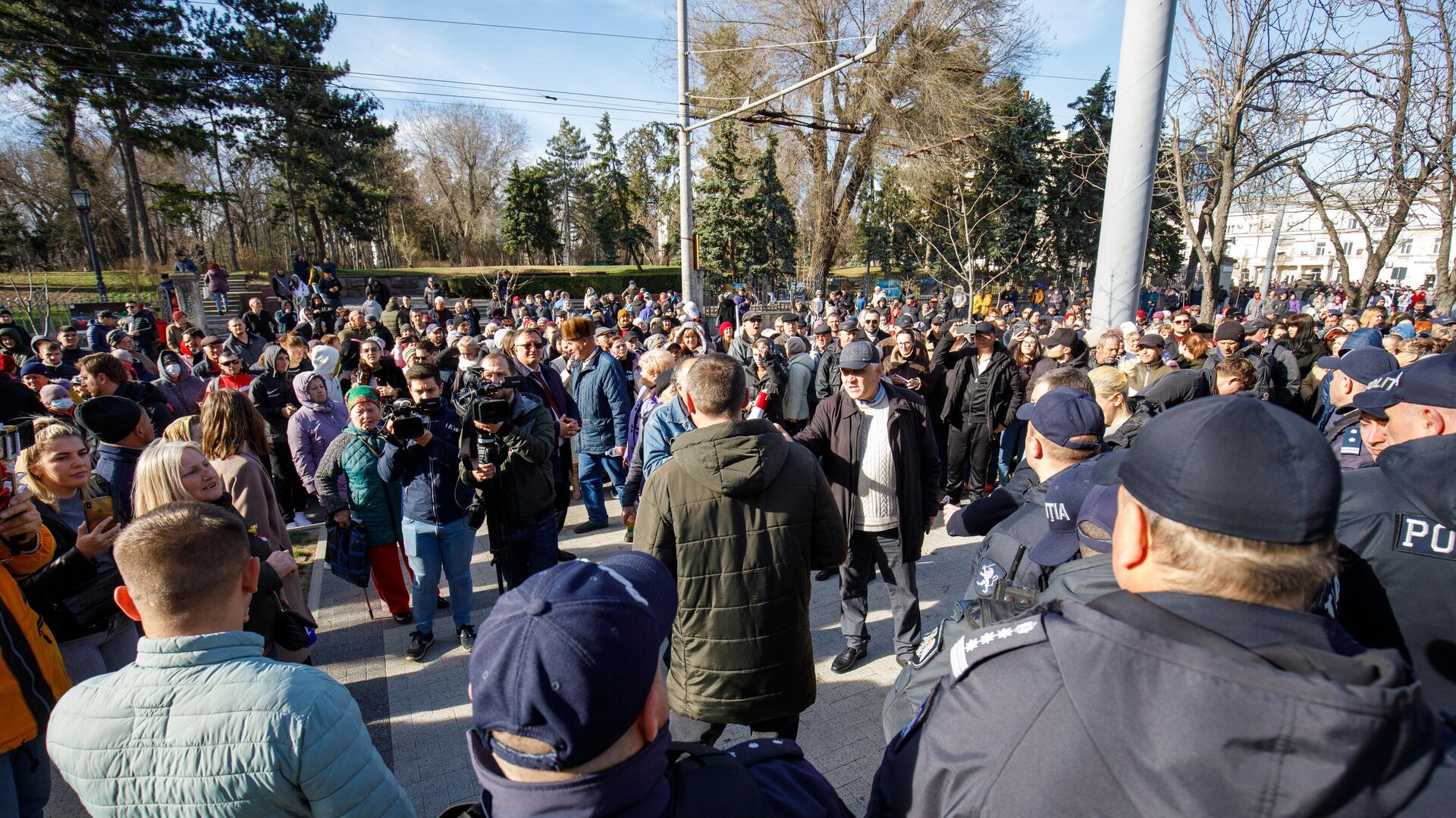 Протест на ступеньках перед входом в здание правительства Молдовы. - Sputnik Moldova, 1920, 15.03.2023