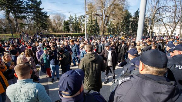 Протест на ступеньках перед входом в здание правительства Молдовы. - Sputnik Moldova
