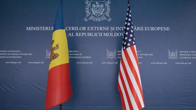 Флаги Молдовы и США