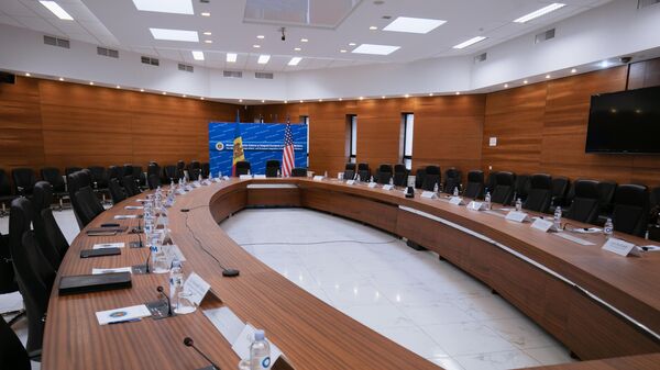 Глава МИДЕИ Молдовы Николае Попеску и экс-посол США в Молдове Дерек Хоган на встрече в рамках Стратегического диалога Молдова-США - Sputnik Молдова