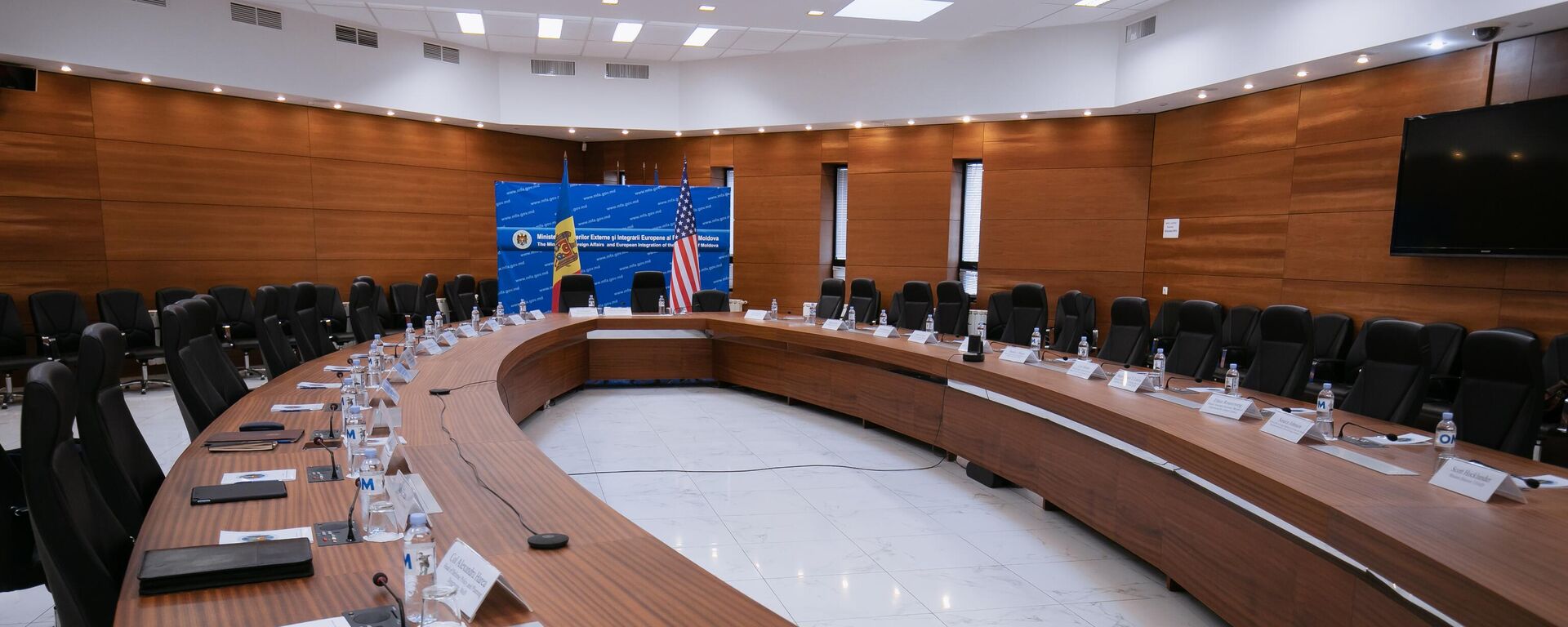 Глава МИДЕИ Молдовы Николае Попеску и экс-посол США в Молдове Дерек Хоган на встрече в рамках Стратегического диалога Молдова-США - Sputnik Молдова, 1920, 16.04.2024