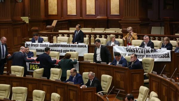 Законодательные изменения о румынском языке приняты парламентом Молдовы во втором чтении - Sputnik Молдова