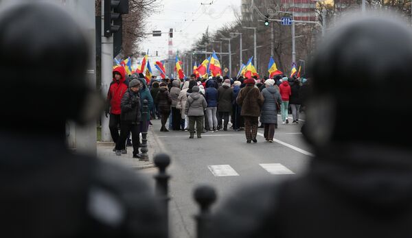 Polițiști și protestatari la protestul din 16 martie 2023. La protest manifestanții au cerut compensarea de către stat a costului facturilor pentru energie din perioada rece a anului. Este vorba despre facturile la gaz, electricitate și încălzire. - Sputnik Moldova
