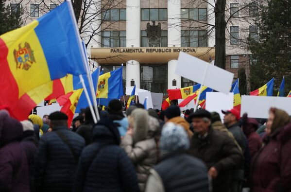 Protestatari în preajma clădirii Parlamentului Republicii Moldova în timpul protestului din 16 martie 2023. La protest manifestanții au cerut compensarea de către stat a costului facturilor pentru energie din perioada rece a anului. Este vorba despre facturile la gaz, electricitate și încălzire. - Sputnik Moldova