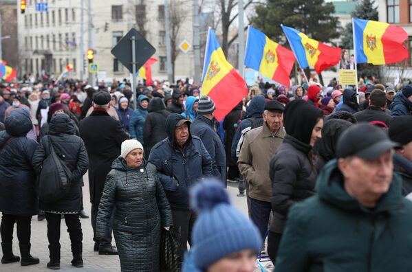 Участники акции протеста оппозиции в Кишиневе, колонна протестующих движется к зданию парламента Молдовы. - Sputnik Молдова