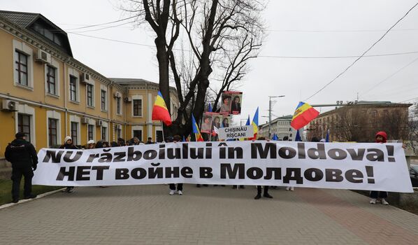 Участники акции протеста оппозиции в Кишиневе. Участники митинга оппозиции направляются к парламенту Молдовы, чтобы потребовать компенсации для населения за высокие тарифы на газ, электроэнергию и отопление. - Sputnik Молдова