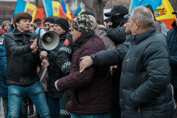 Провокаторы на акции протеста в Кишиневе пытаются отобрать у протестующего мегафон. - Sputnik Молдова