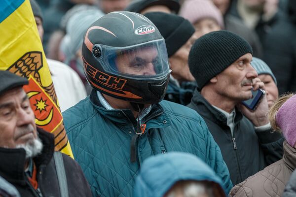 Участники протеста оппозиции перед зданием парламента в Кишиневе. - Sputnik Молдова