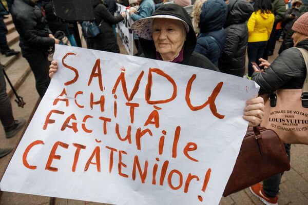 Протесты оппозиции в Молдове, надпись на плакате: &quot;Санду, оплати коммунальные счета граждан!&quot; - Sputnik Молдова