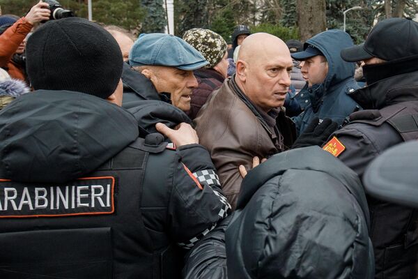 Момент стычки провокаторов с протестующими у здания парламента Молдовы. - Sputnik Молдова