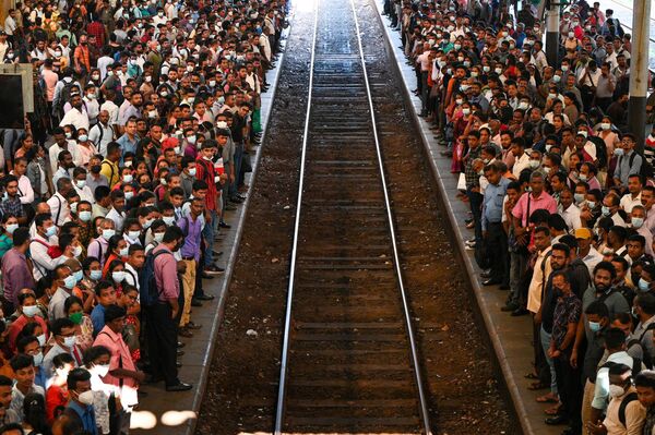 Пассажиры ожидают посадки на поезд во время общенациональной забастовки в Коломбо, Шри-Ланка. - Sputnik Молдова