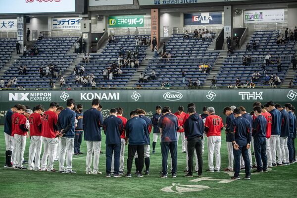 Члены сборной Японии по бейсболу собираются на минуту молчания в Токио, Япония. - Sputnik Молдова