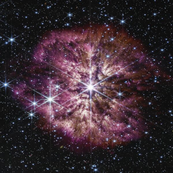 Звезда Вольфа-Райе 124 (в центре), полученная космическим телескопом Джеймса Уэбба. - Sputnik Молдова
