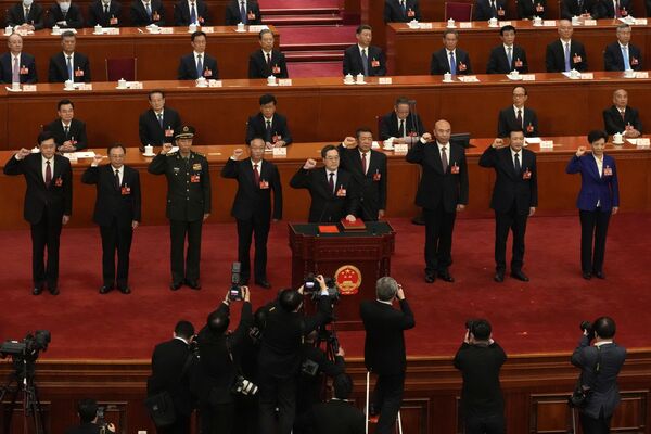 Новоизбранные должностные лица приносят присягу во время сессии Всекитайского собрания народных представителей, Пекин, 12 марта 2023 года. - Sputnik Молдова