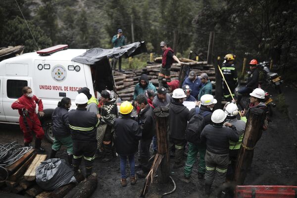 Спасатели на месте взрыва на угольной шахте в колумбийском департаменте Кундинамарка. - Sputnik Молдова