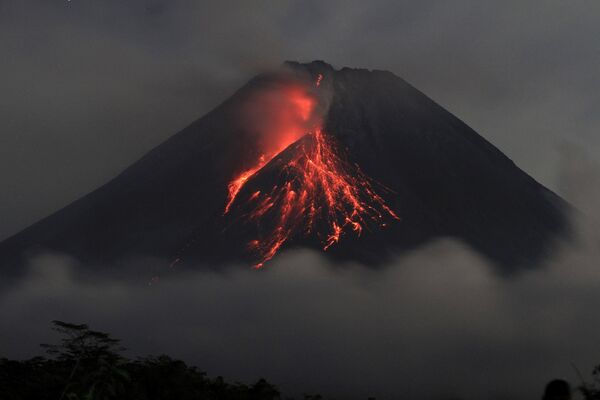Лава извергается из горы Мерапи, самого активного вулкана Индонезии, 13 марта 2023 года. - Sputnik Молдова