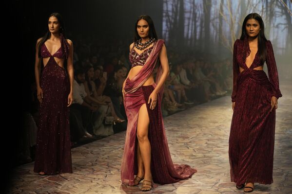 Модный показ модельера Nirmooha на неделе моды в Индии. - Sputnik Молдова