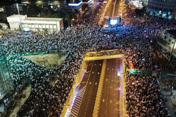 Аэрофотоснимок акции протеста против спорного законопроекта израильского правительства о судебной реформе в Тель-Авиве. - Sputnik Молдова