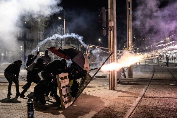 Столкновения демонстрантов с полицией в Нанте. - Sputnik Молдова