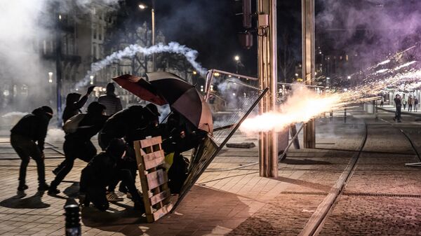 Столкновения демонстрантов с полицией в Нанте, Франция  - Sputnik Молдова