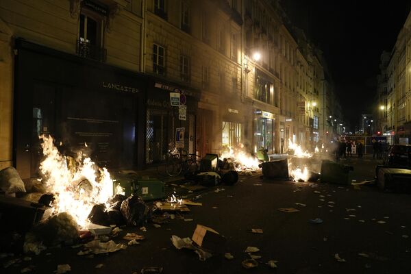 Мусорные кучи горят возле площади Согласия в Париже. - Sputnik Молдова