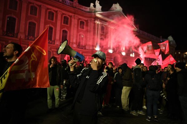 Протестующие против пенсионной реформы на площади Капитолия Тулузы. - Sputnik Молдова