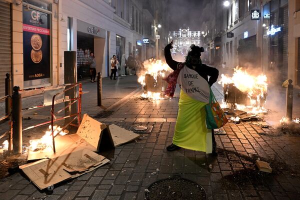 Протестующий против пенсионной реформы в Марселе и горящие мусорные контейнеры. - Sputnik Молдова